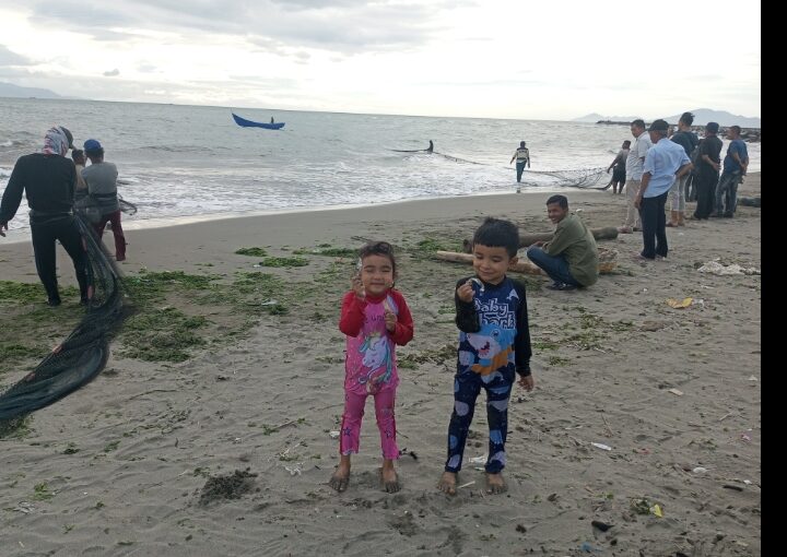 Tradisi Tarik Pukat Jadi Daya Tarik di Pantai Kampung Jawa Sore Hari