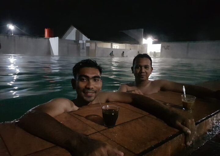 Wisata Malam di Pemandian Air Panas Krueng Raya Aceh Sensasi Berendam Ngopi dan Nikmati Udara Dingin