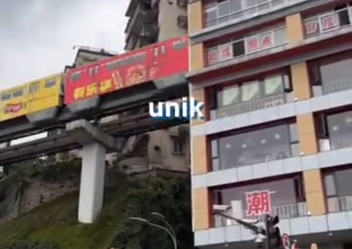 Kereta Tembus Apartemen Jadi Ikon Wisata Chongqing yang Mendunia