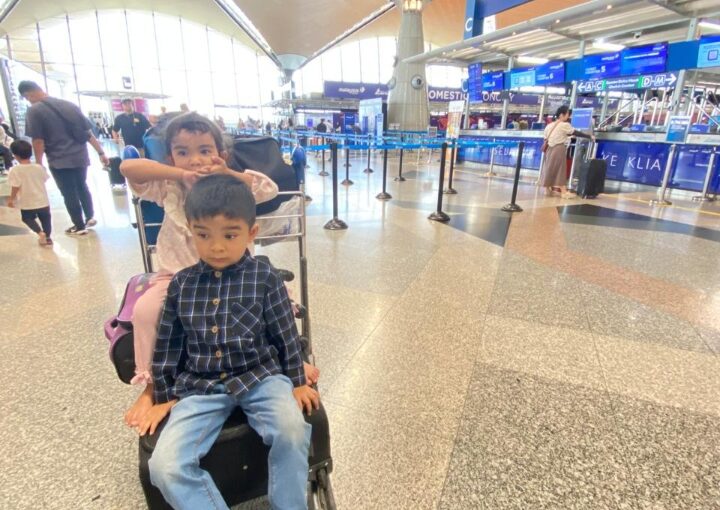 Potret Lelah Usai Perjalanan Momen Muhammad Fatih & Nurfitriyah di Bandara