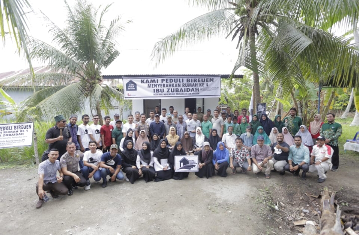 Relawan Kami Peduli Bireuen Bersama Masyarakat Bantu Bedah Rumah Ibu Zubaidah