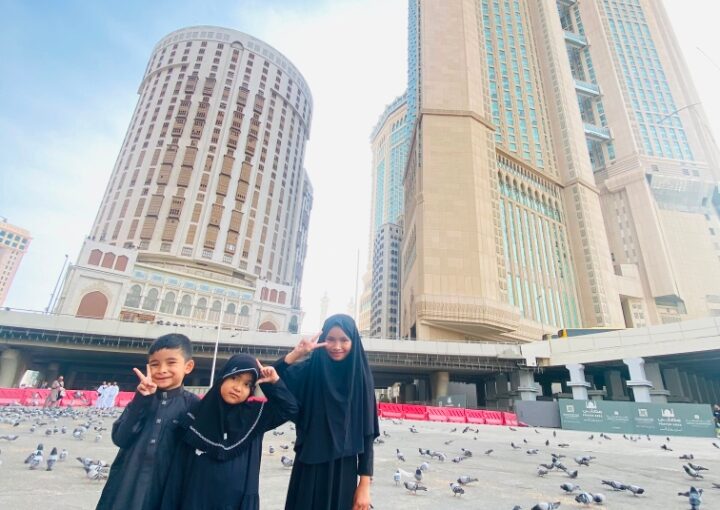 Umroh Penuh Kebahagiaan: Keceriaan Abang Fatih, Adik Fitri, dan Kak Ruqaiya Menghangatkan Hati di Tengah Musim Panas Arab Saudi